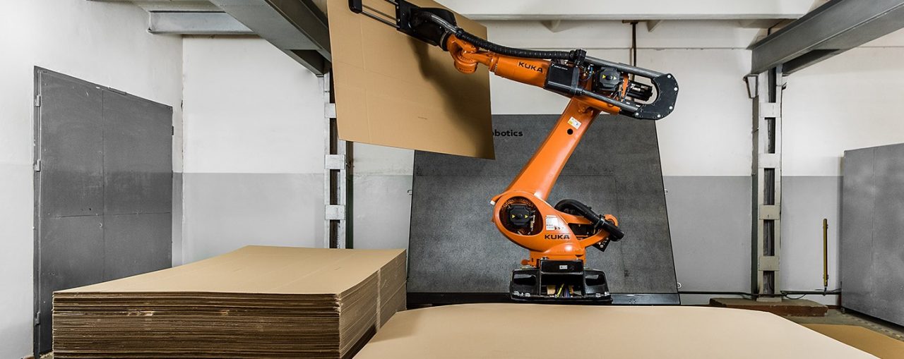 Robot-do-produkcji-pudelek-tekturowych-RoboCut.jpg