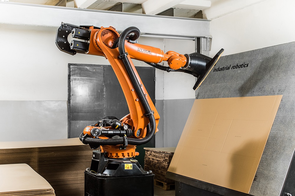 Pramoninis robotas nestandartinių pakuočių gamybai baldų