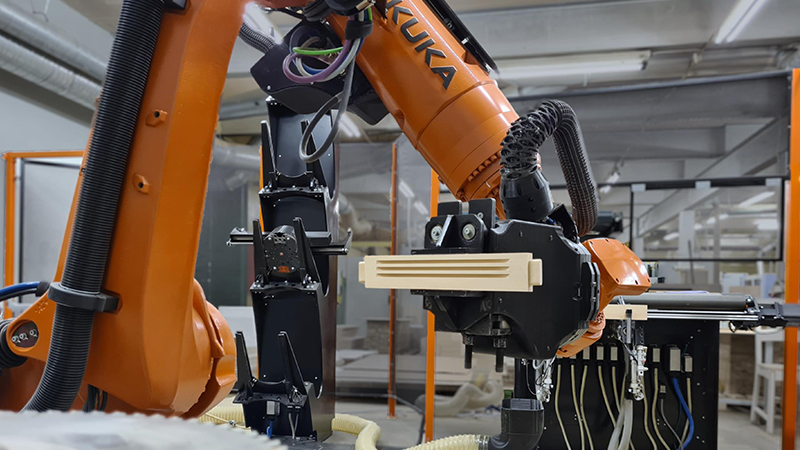Komponentų gamybos pramoninis robotas kietų baldų gamybos įmonėje „MEDIENOS ERA”