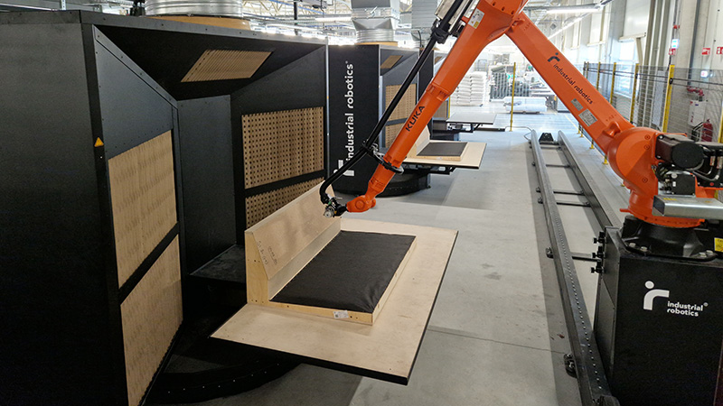 Klijų purškimo robotinis sprendimas minkštų baldų gamybos įmonėje