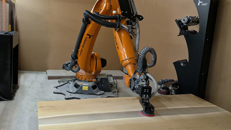 Pramoninis šlifavimo robotas baldų gamybos įmonėje MEDIENOS ERA